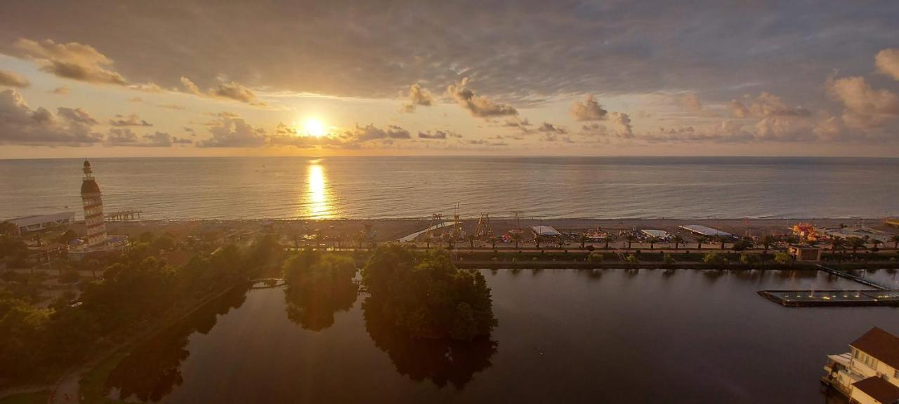 E&S Apartment - Sunset & Sea View Batumi Esterno foto