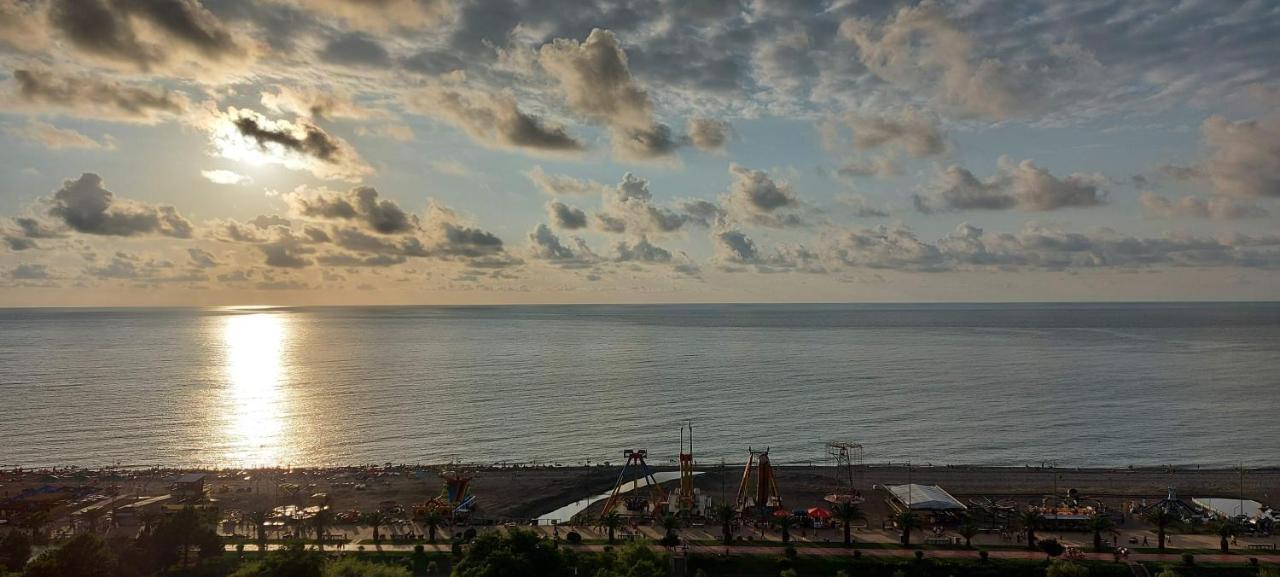 E&S Apartment - Sunset & Sea View Batumi Esterno foto