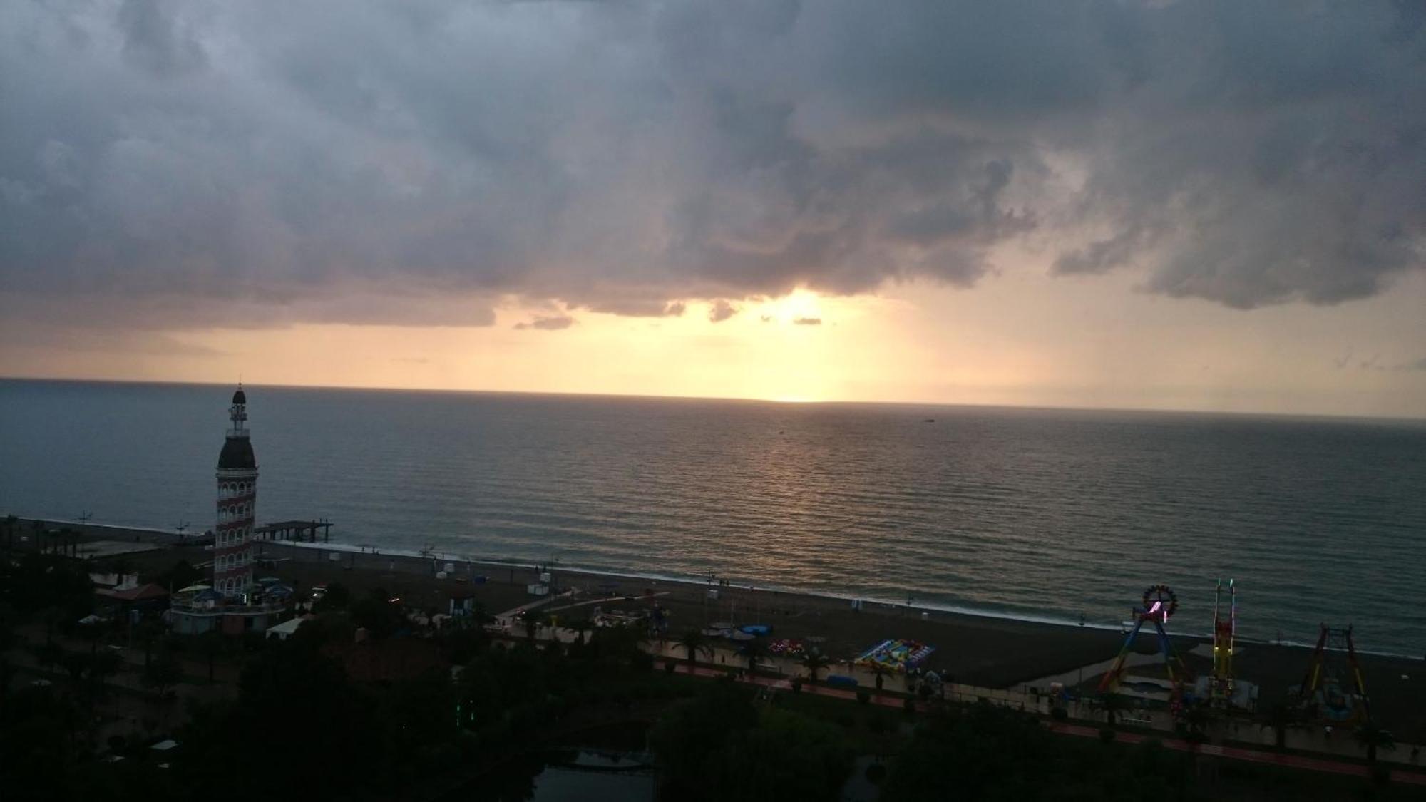 E&S Apartment - Sunset & Sea View Batumi Esterno foto